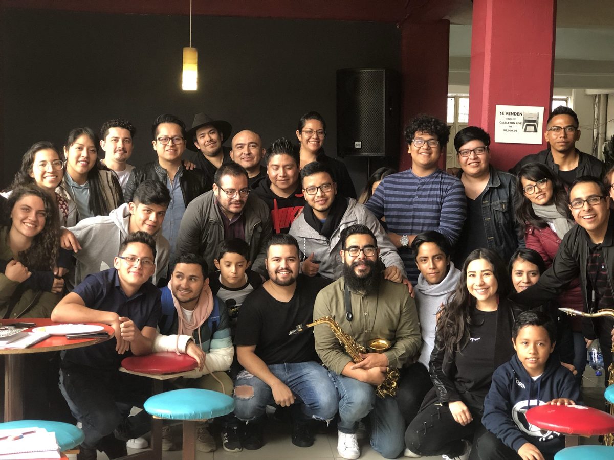 Alumnos de UNIVEMM en la escuela